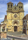 Carte postale de la façade de l'église prieurale.
