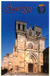 Carte postale de la façade de l'église prieurale.